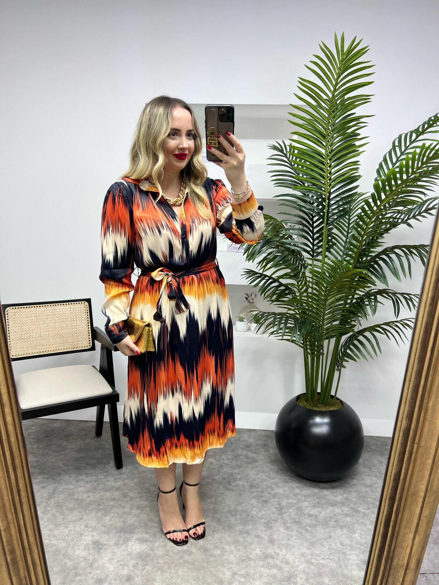 VATKALI ÖZEL TASARIM TURUNCU SİYAH DESENLİ SATEN ELBİSE