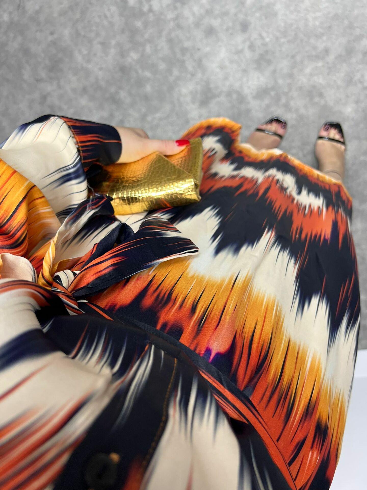 VATKALI ÖZEL TASARIM TURUNCU SİYAH DESENLİ SATEN ELBİSE