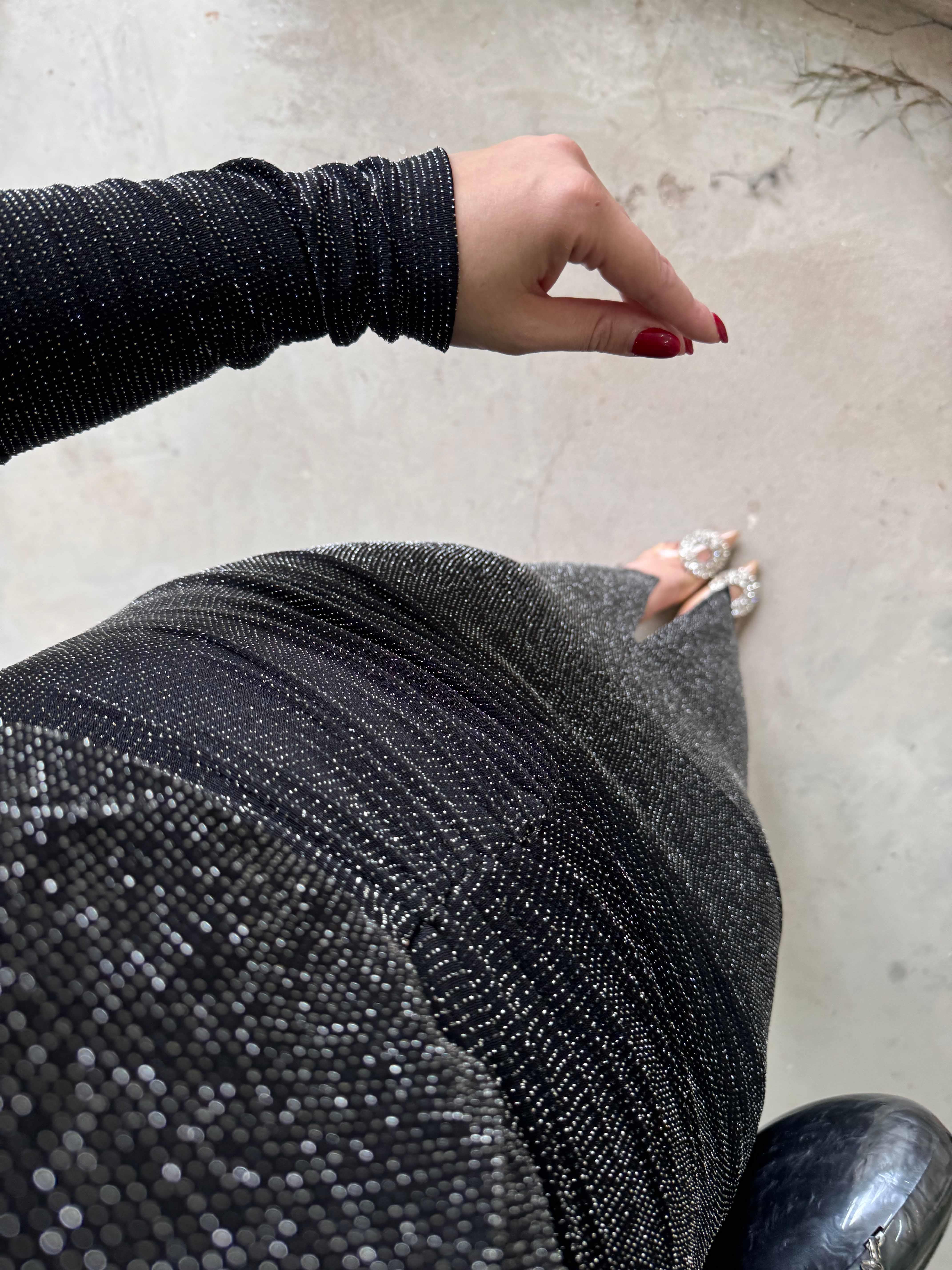 VATKALI SİMLİ DRAPELİ ELBİSE SİYAH