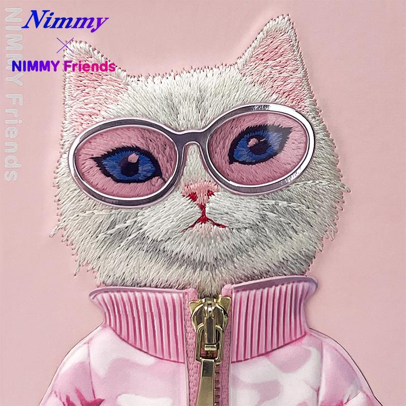 NIMMY iPhone 15 Pro Max 3D Gerçek Nakış İşlemeli Kabartmalı Gözlük Fermuar Mont Kedicik Detaylı Cool Cute 2.0 Silikon Kılıf