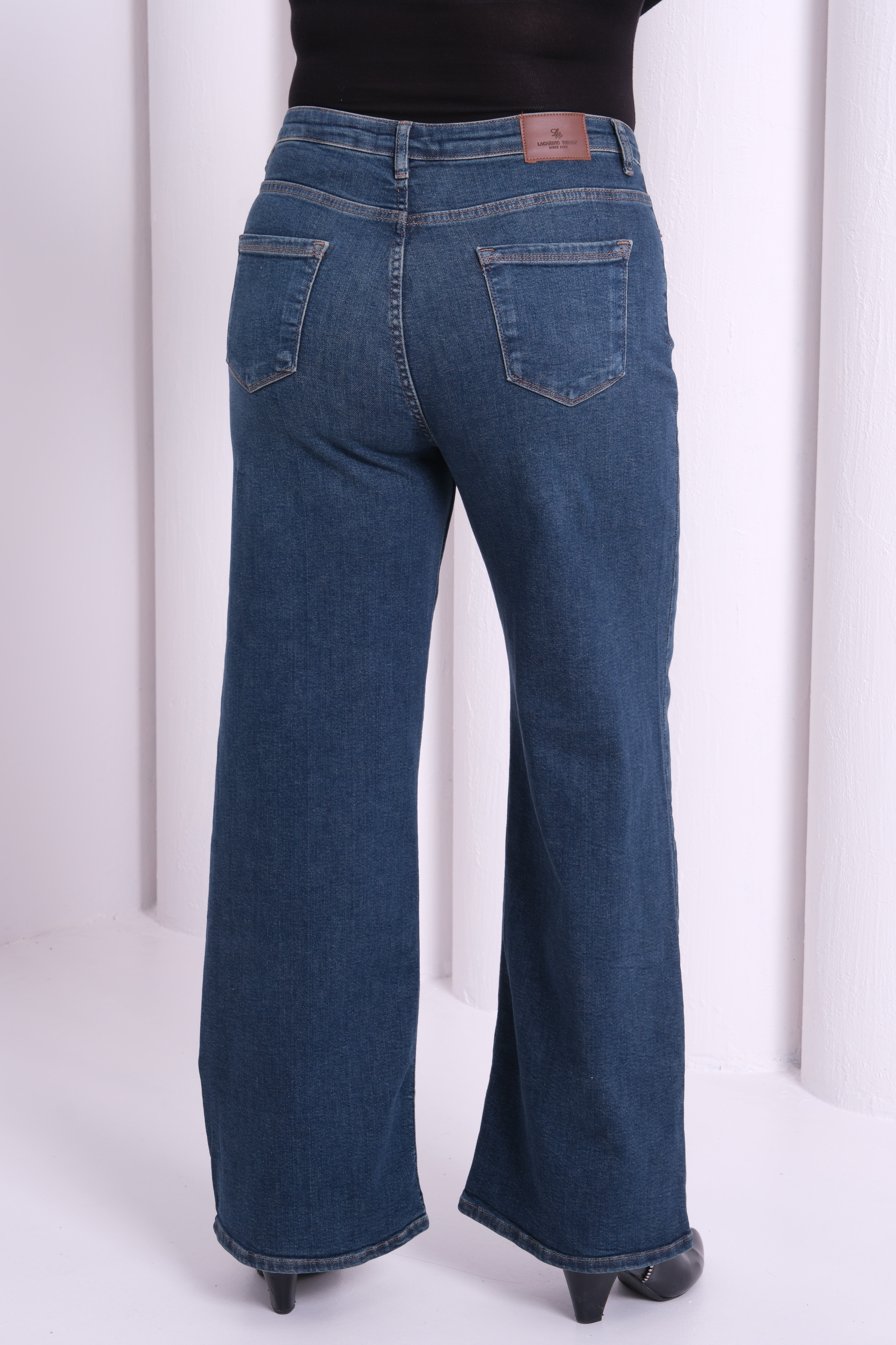 LACARINOHigh-Waisted Plus Size Relaxed Fit Jeans in Brown Tint