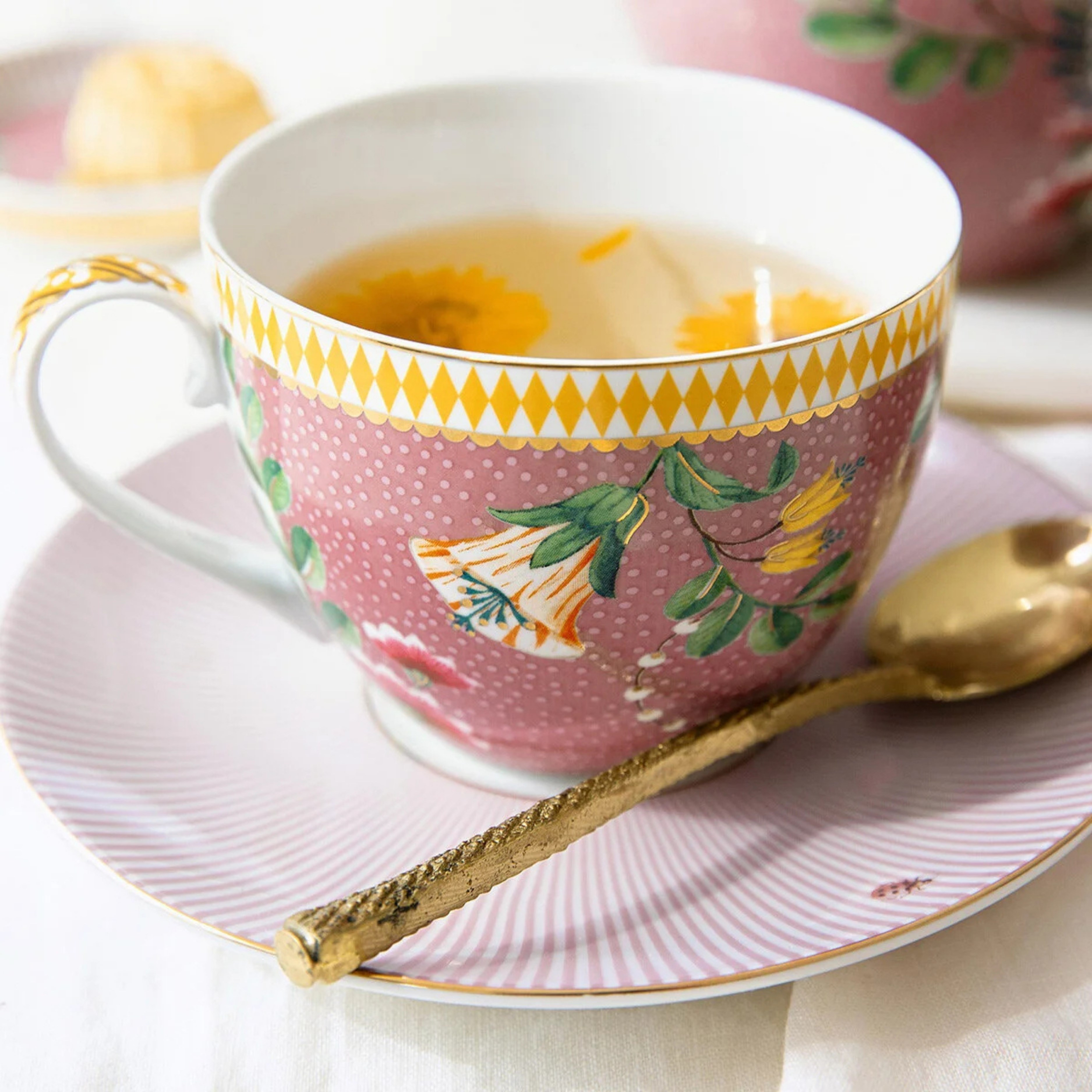 Pembe Porselen Çay Fincan Seti