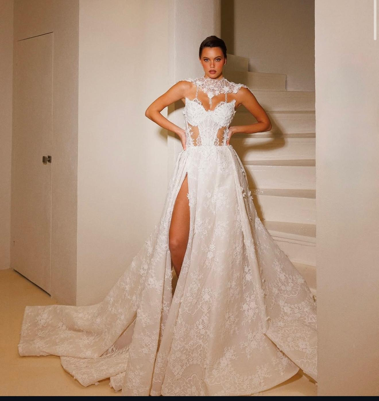 Beyaz Dantel yaka ve Bel Dekolte Detaylı Celeste Amour Gelinlik