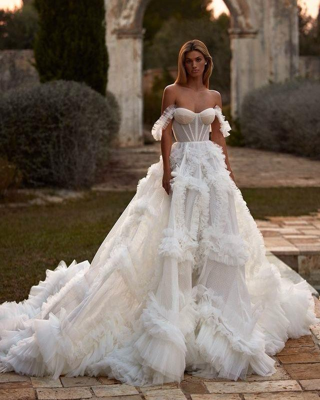 Beyaz Düşük Fırfır Kol Detaylı A Kesim Fırfırlı Amoré Fiori Gelinlik