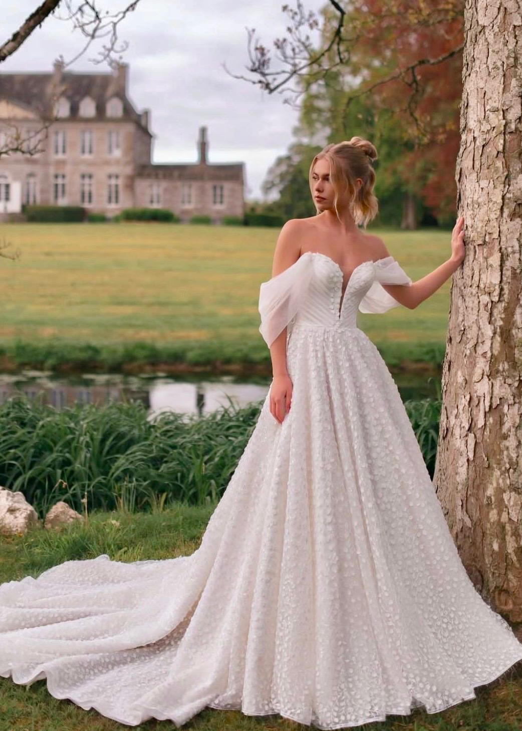 Beyaz Düşük Kol A kesim Güpür Detaylı Ivory Whisper Gelinlik