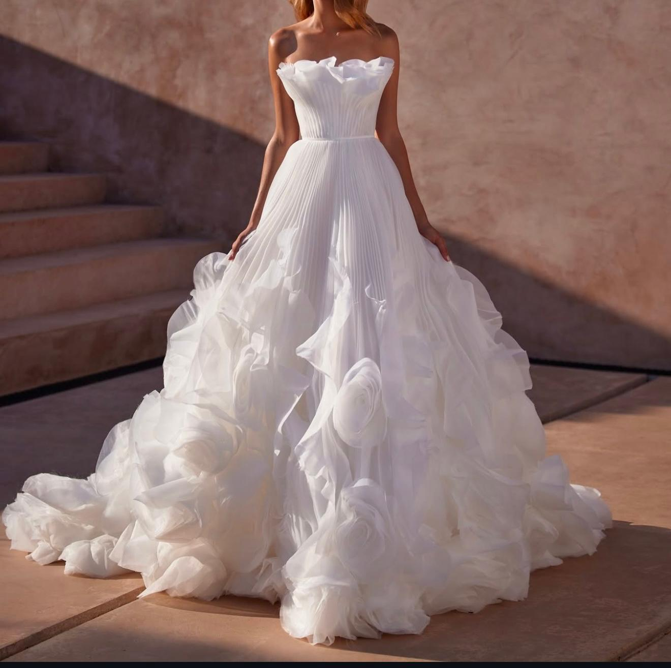 Beyaz Fırfır Etek Ve Göğüs  Detaylı Staplez Fiorenza Gelinlik