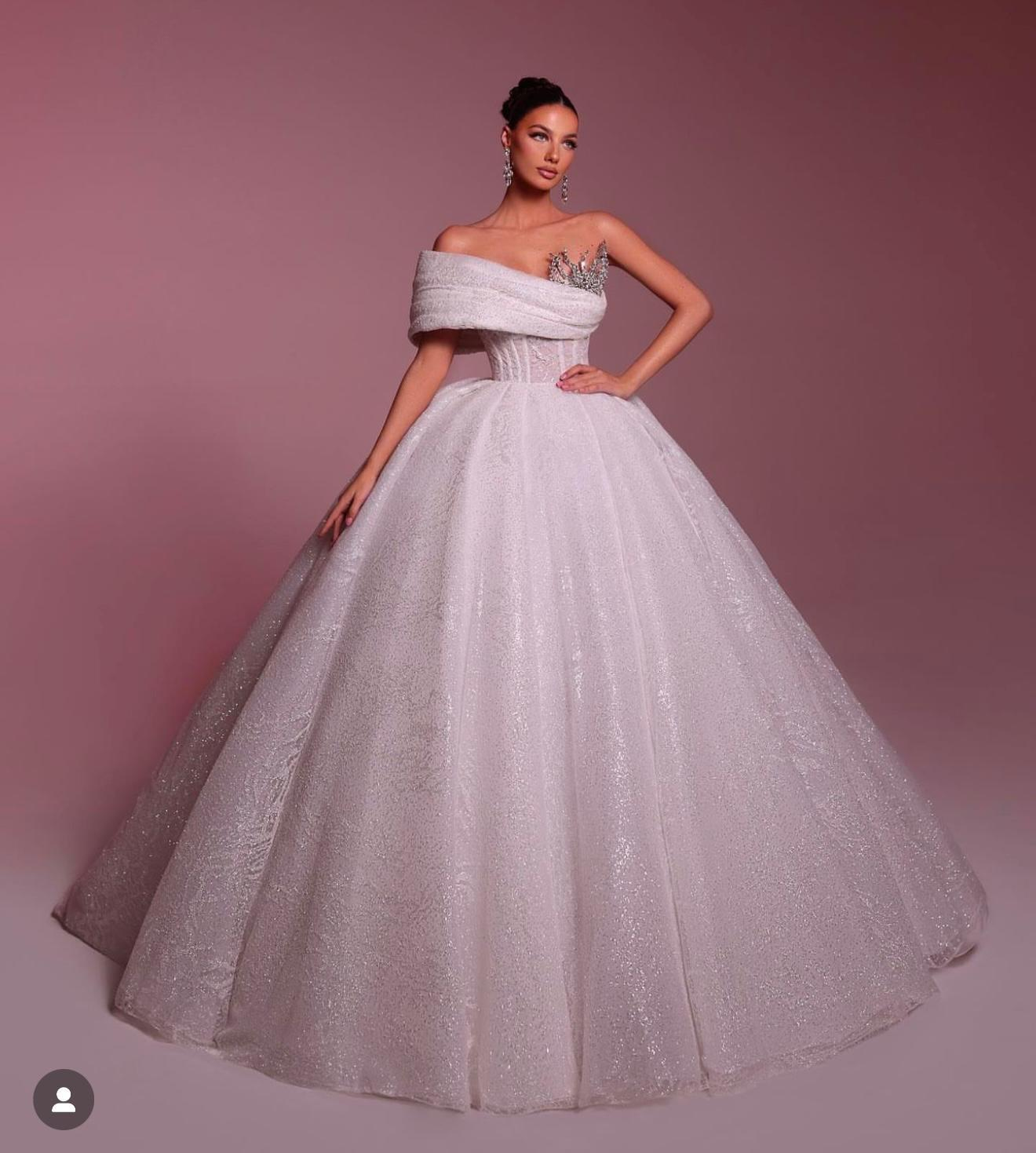 Beyaz Göğsü Taş İşlemeli Tek Kol Detaylı  Işıltılı Prenses Model Aurelia Lumière