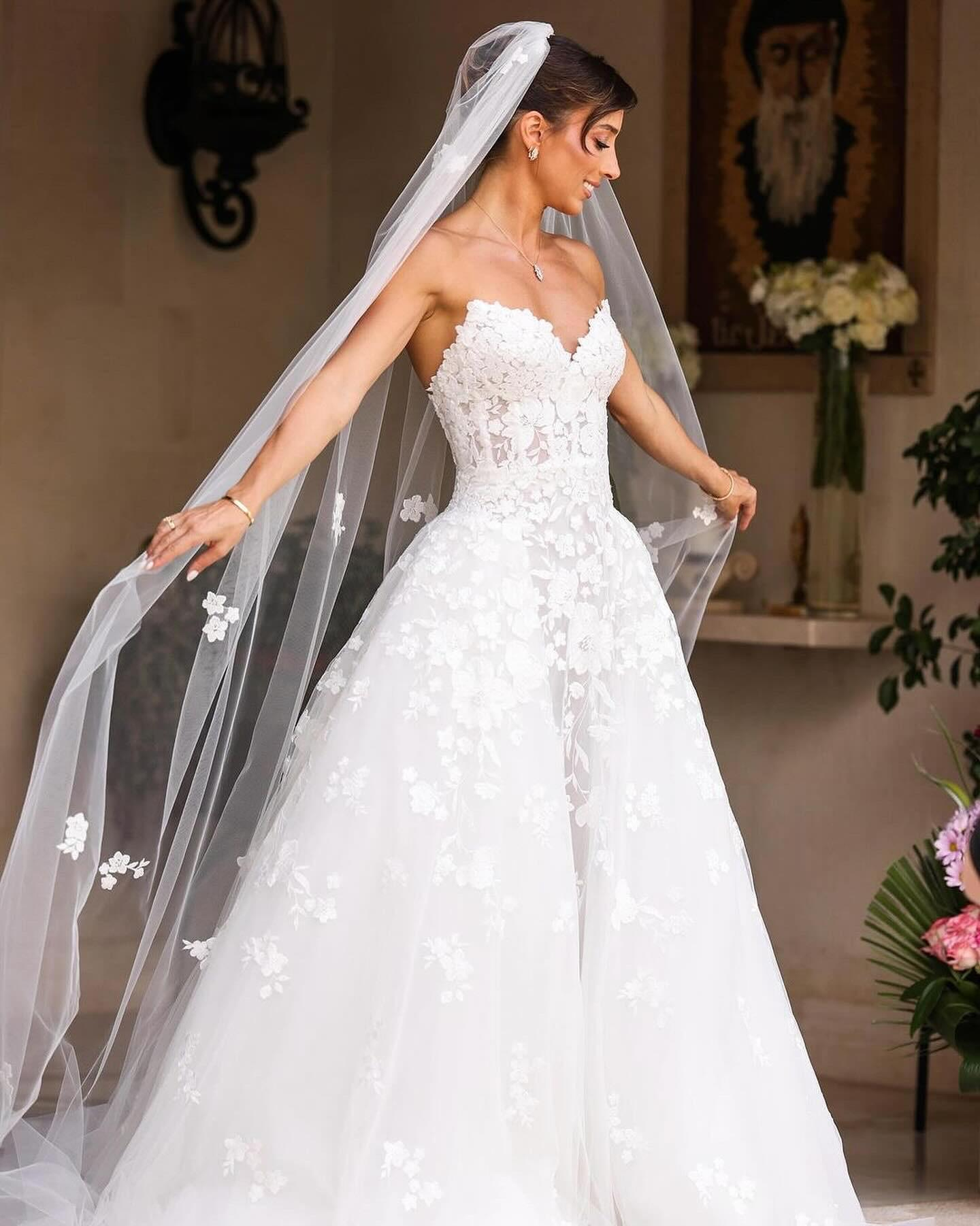 Beyaz Güpür Detaylı Kalp Yaka A kesim Eternal Love Gelinlik