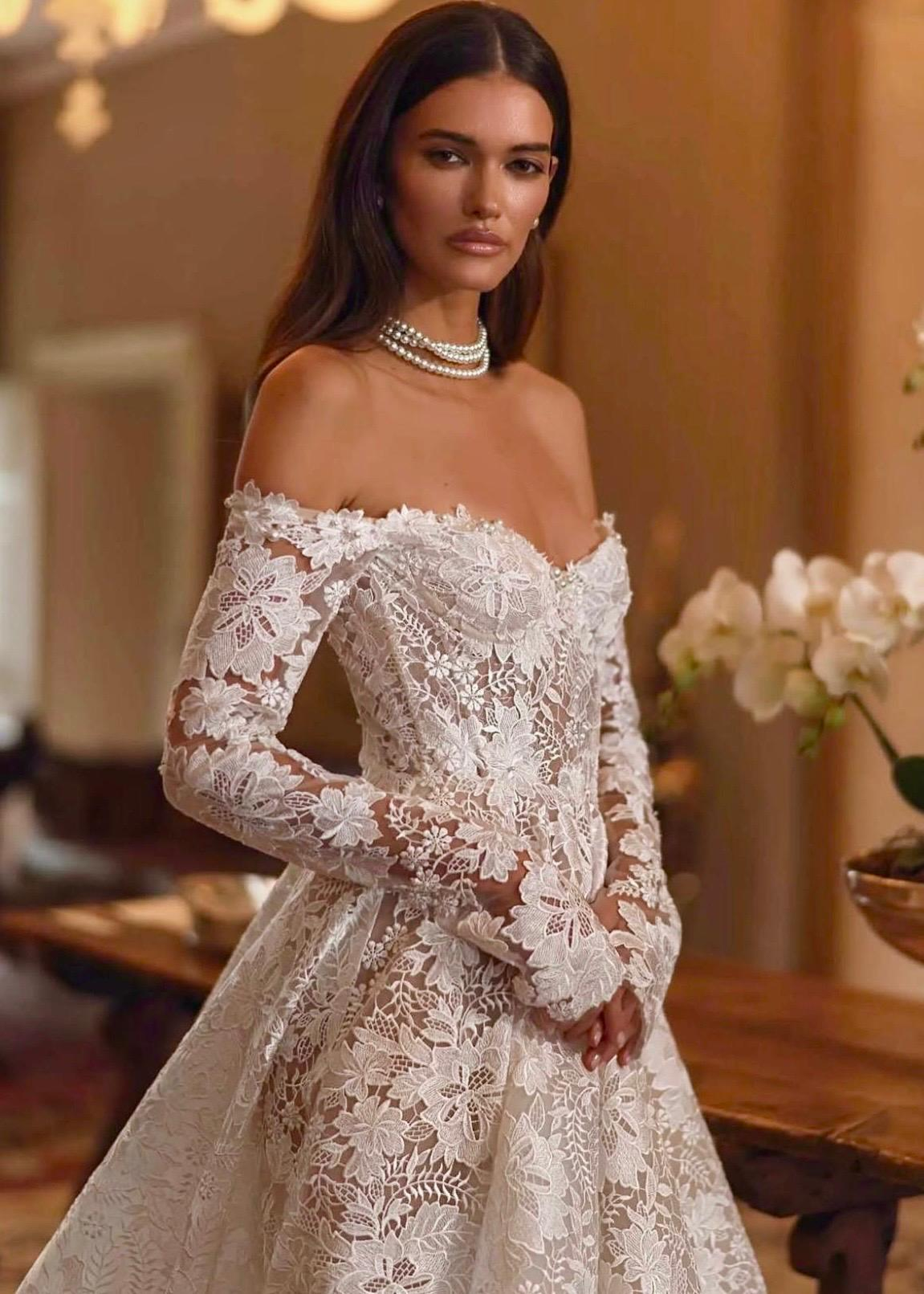 Beyaz Güpür İşlemeli Kalp Yaka Straplez Floral Embrace Gelinlik