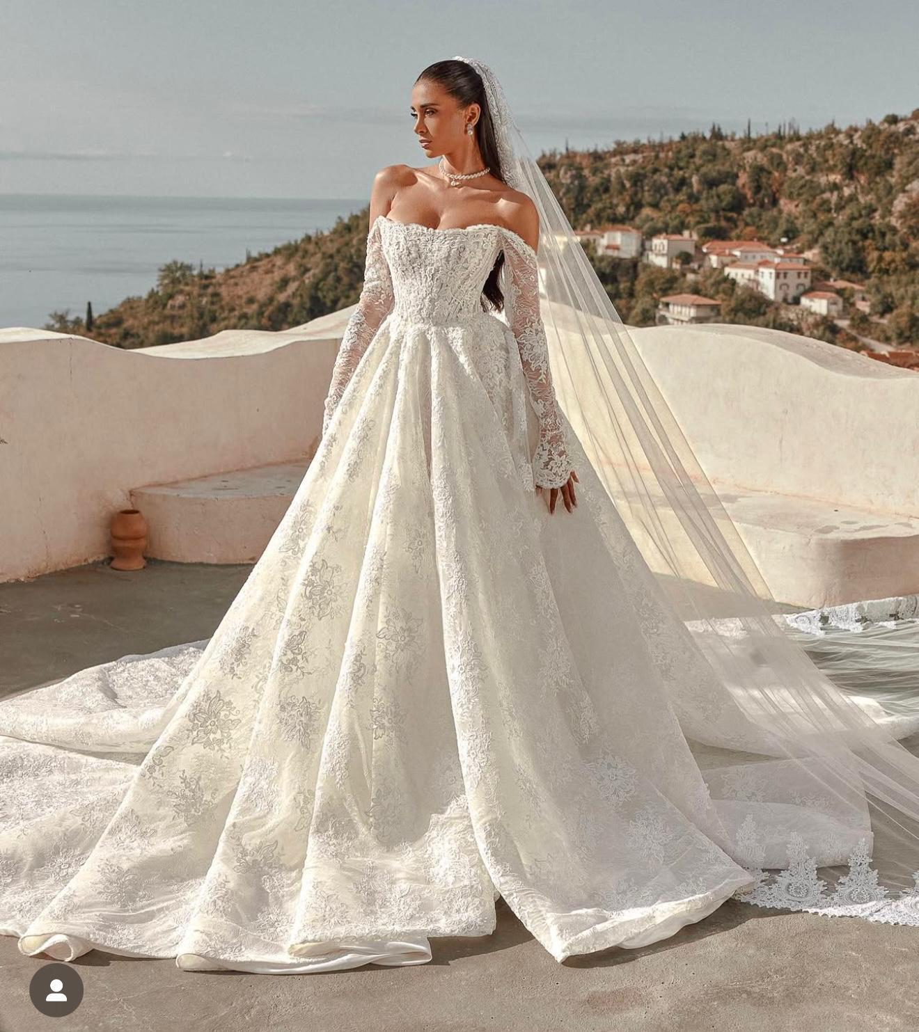 Beyaz Madonna Yaka Dantel İşlemeli Prenses Model Regina Di Perla Gelinlik