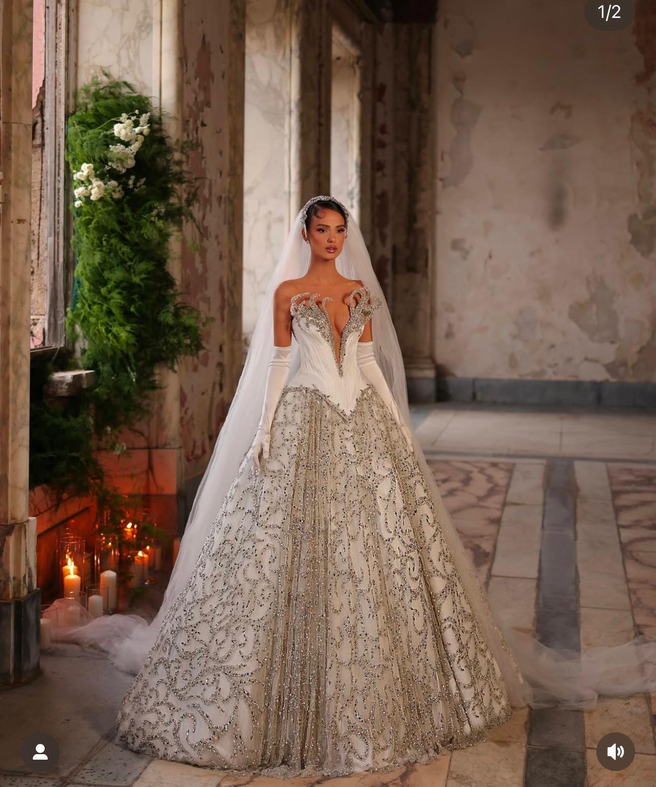 Beyaz Saten Eldivenli Gold Ve Gümüş Taş İşleme Detaylı Derin Dekolteli Prenses Model Aurelia Eléganc Gelinlik