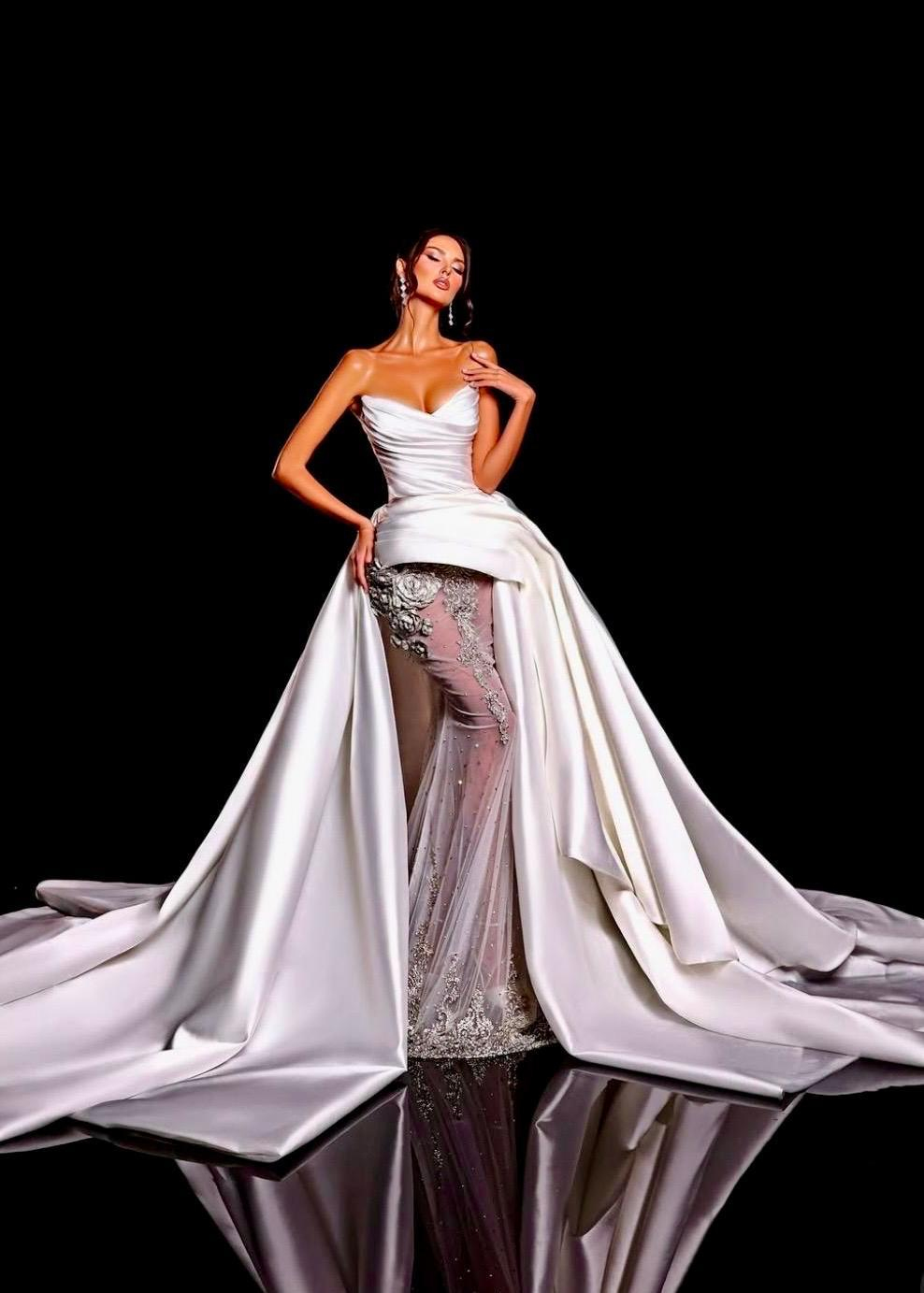 Beyaz Saten Straplez Yırtmaç Detaylı Eclipse of Elegance Gelinlik