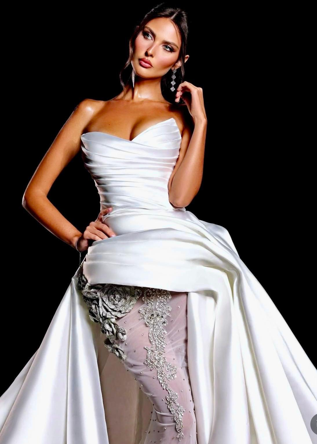 Beyaz Saten Straplez Yırtmaç Detaylı Eclipse of Elegance Gelinlik