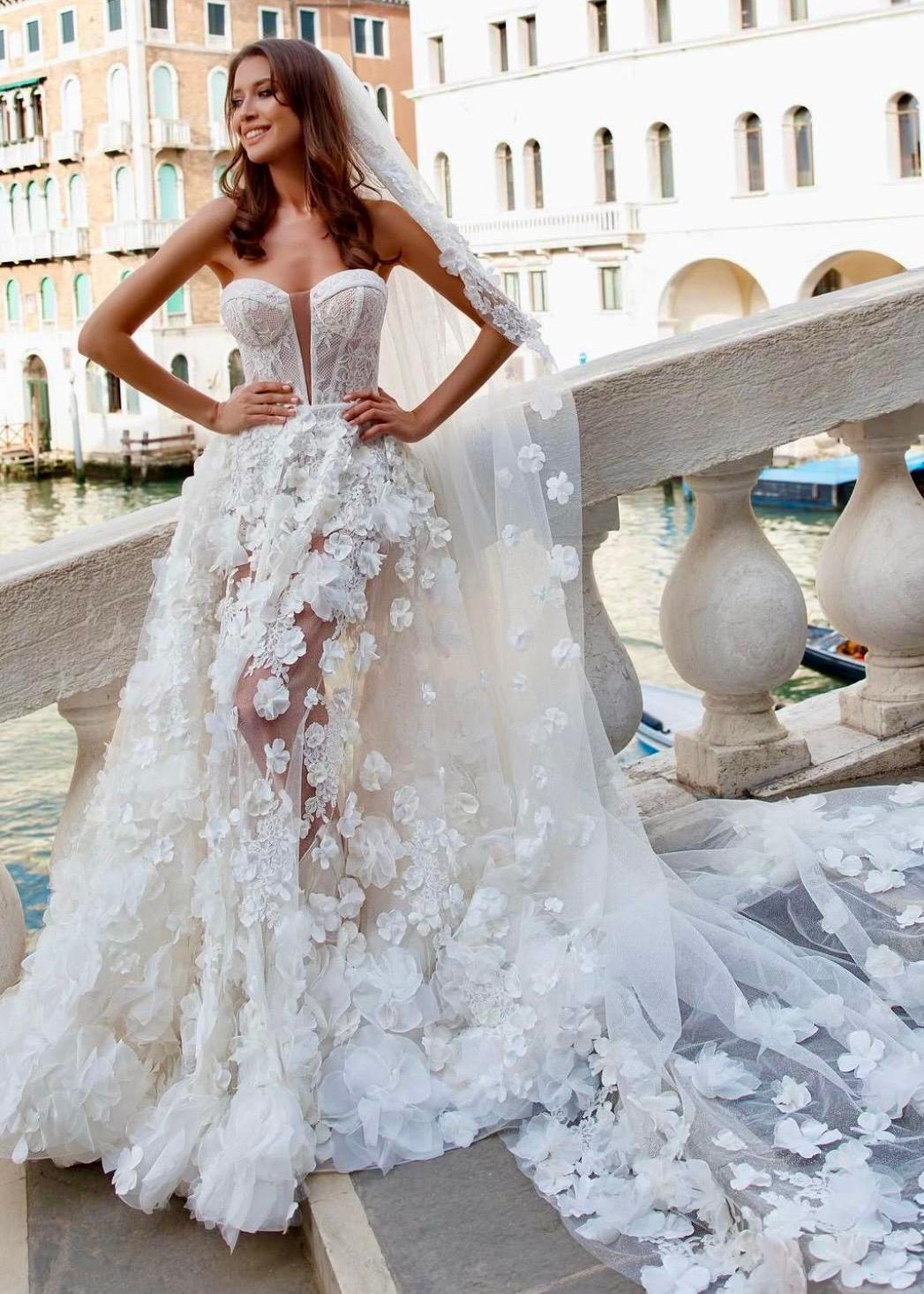 Beyaz Straplez 3D Çiçek Motifli A kesim Transparan Ethereal Blossom Gelinlik