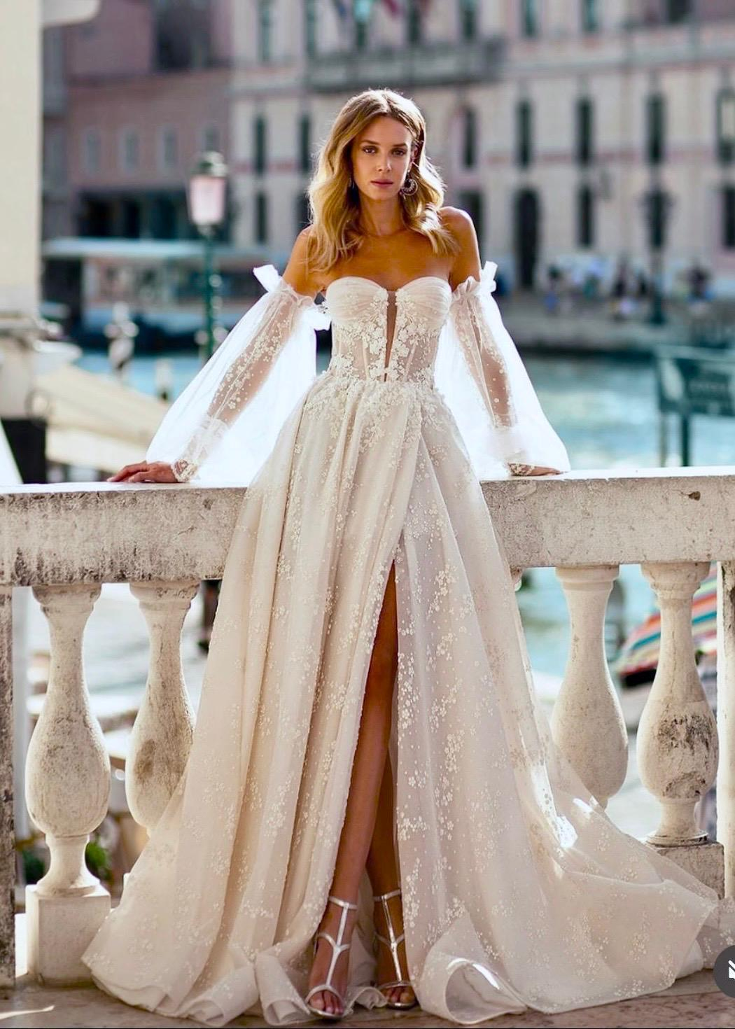 Beyaz Straplez Balon Kol Derin Yırtmaç Detaylı Celestial Embrace Gelinlik