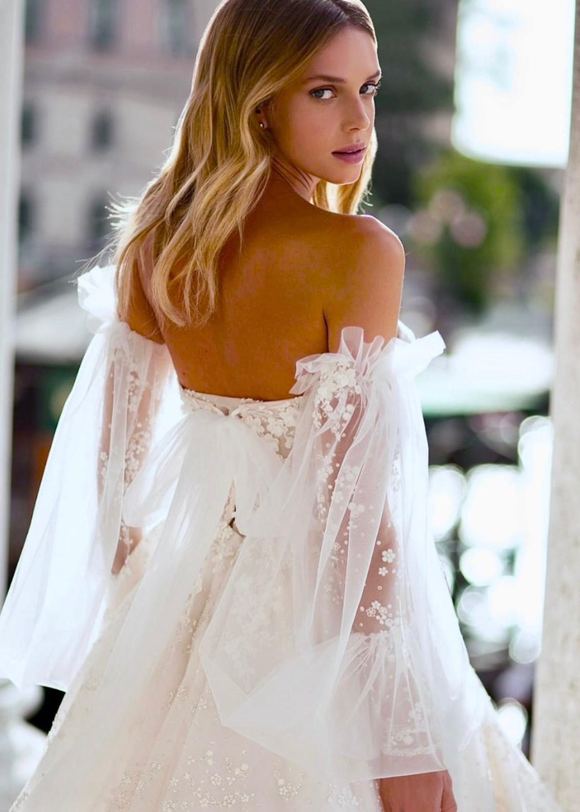 Beyaz Straplez Balon Kol Derin Yırtmaç Detaylı Celestial Embrace Gelinlik