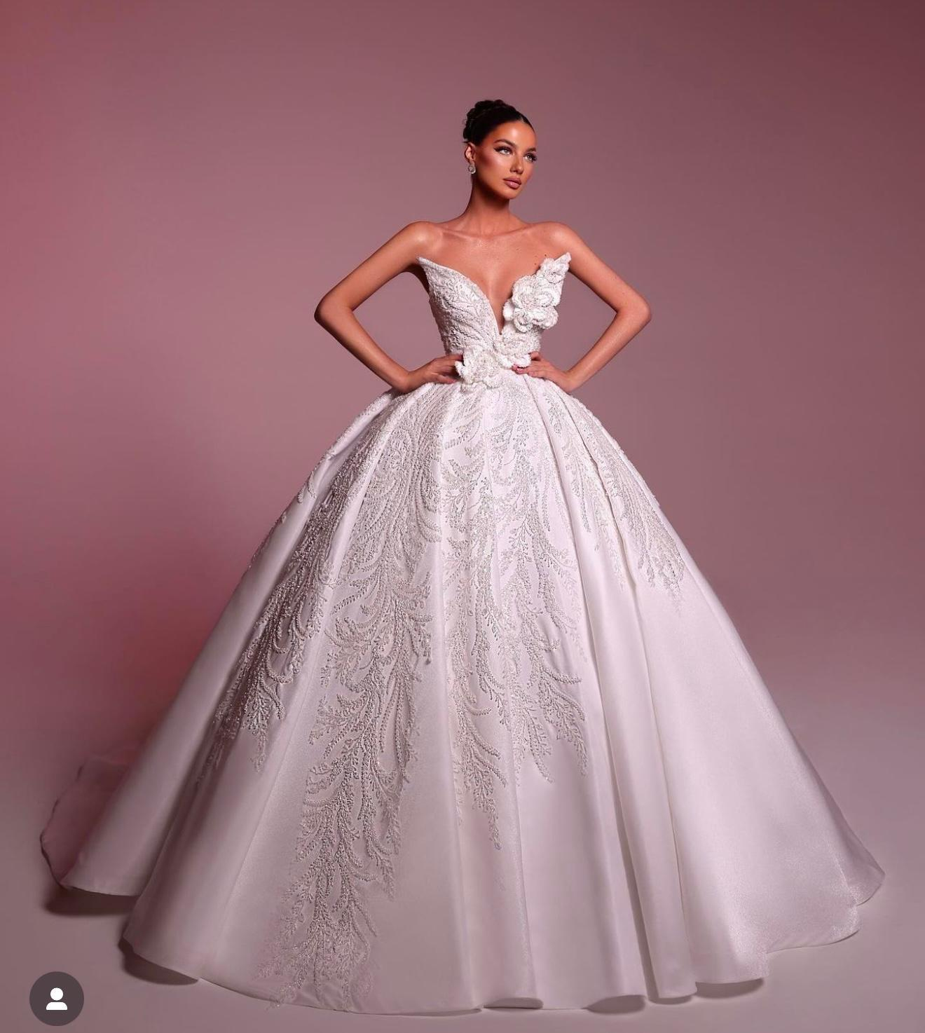 Beyaz Straplez Güpür Ve Taş İşlemeli Göğsünde Çiçek Detaylı Prenses Model Lilia Rosé Gelinlik