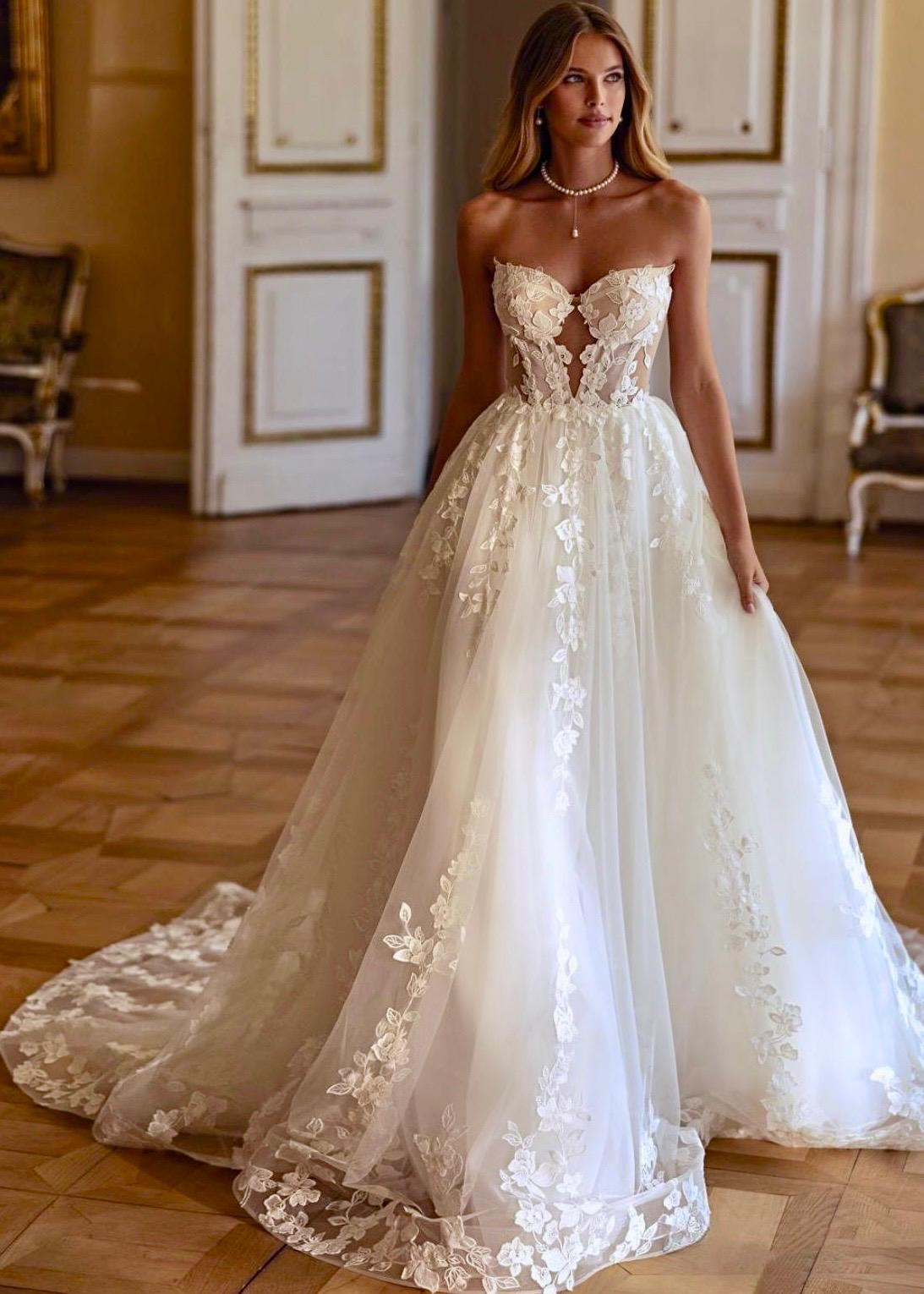 Beyaz Straplez Kalp Yaka Güpür Detsylı A Kesim Enchanted Lace Gelinlik