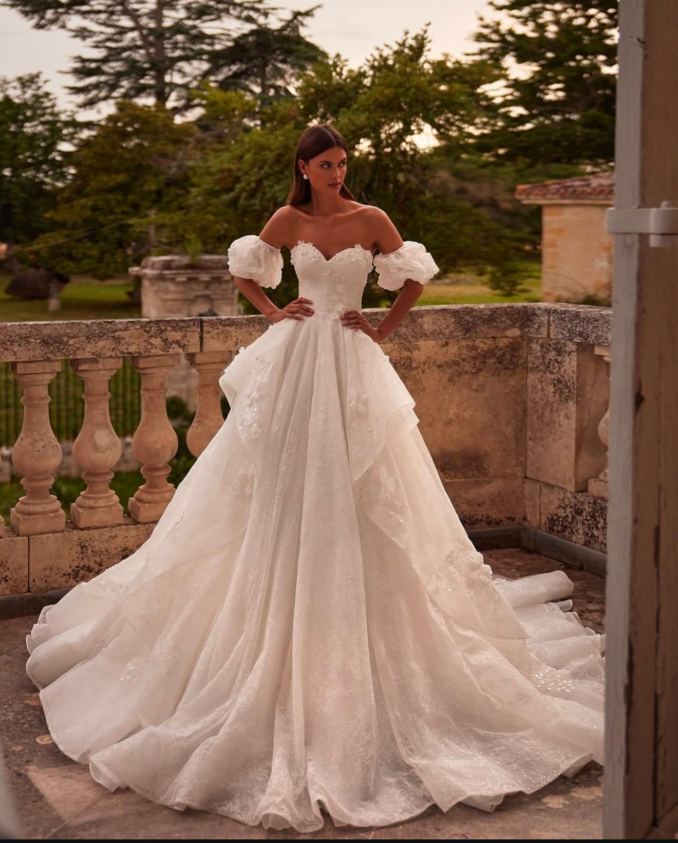 Beyaz Straplez Kalp Yaka Kol Aksesuarlı Gösterişli  Floréa Luxe Gelinlik