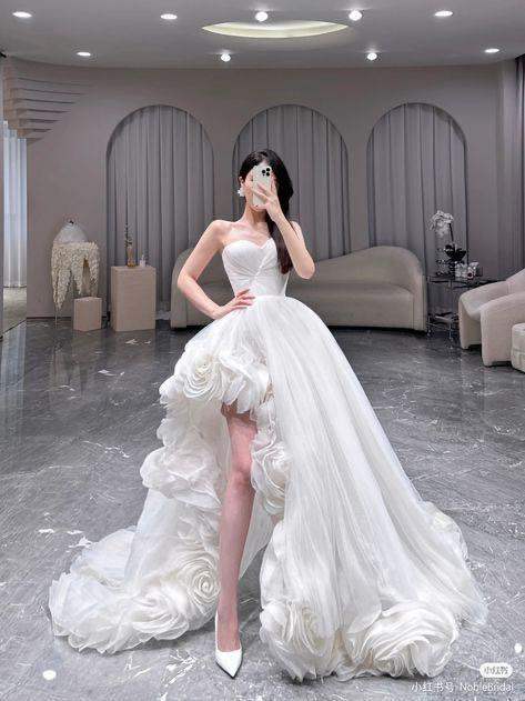 Beyaz Straplez Oval Kesim 3D Gül Detaylı Eteği ileSeraphina Rosemont Gelinlik