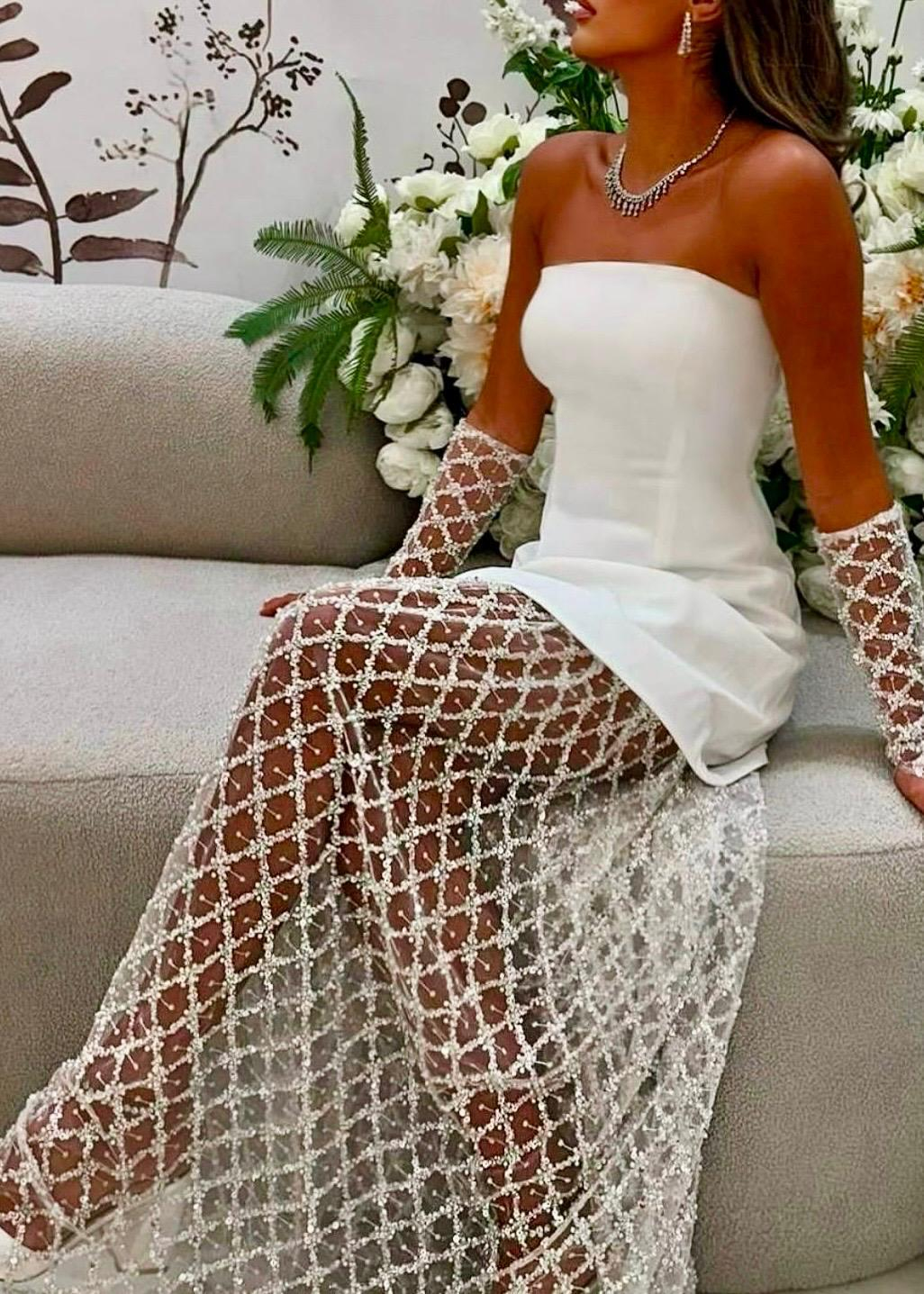 Beyaz Straplez Taş İşlemeli Tül Eteğe Sahip Amara Gelinlik