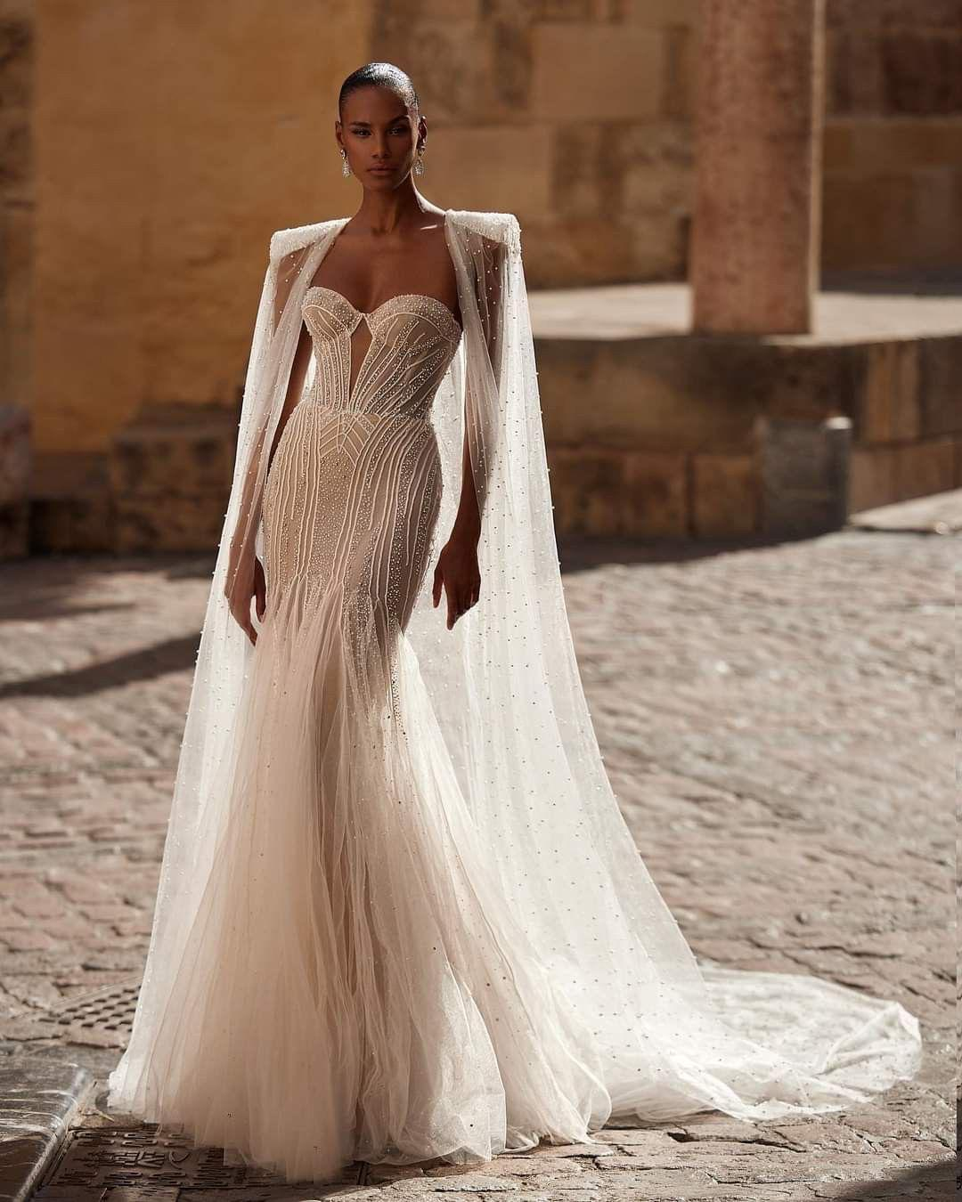 Beyaz Straplez Taş İşlemeli Tül Pelerinli Balık Model La Reine de Lumière Gelinlik