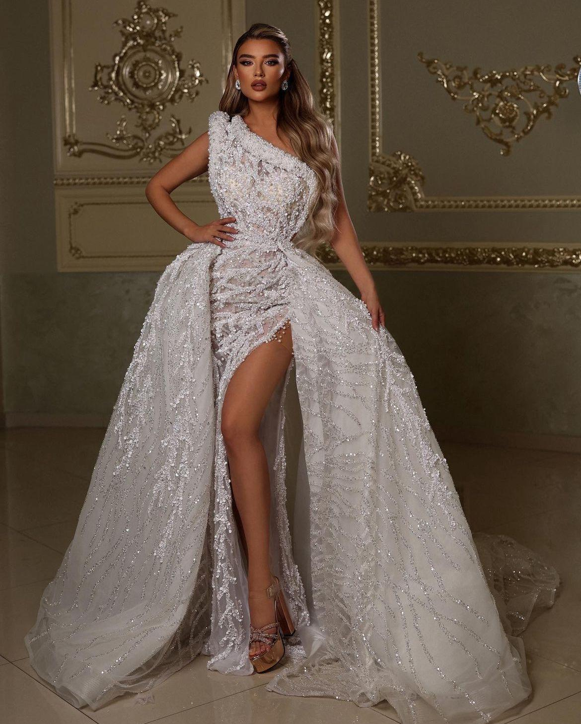 Beyaz Tek Kol Detaylı Full Taş İşlemeli Isolde Frostveil Gelinlik