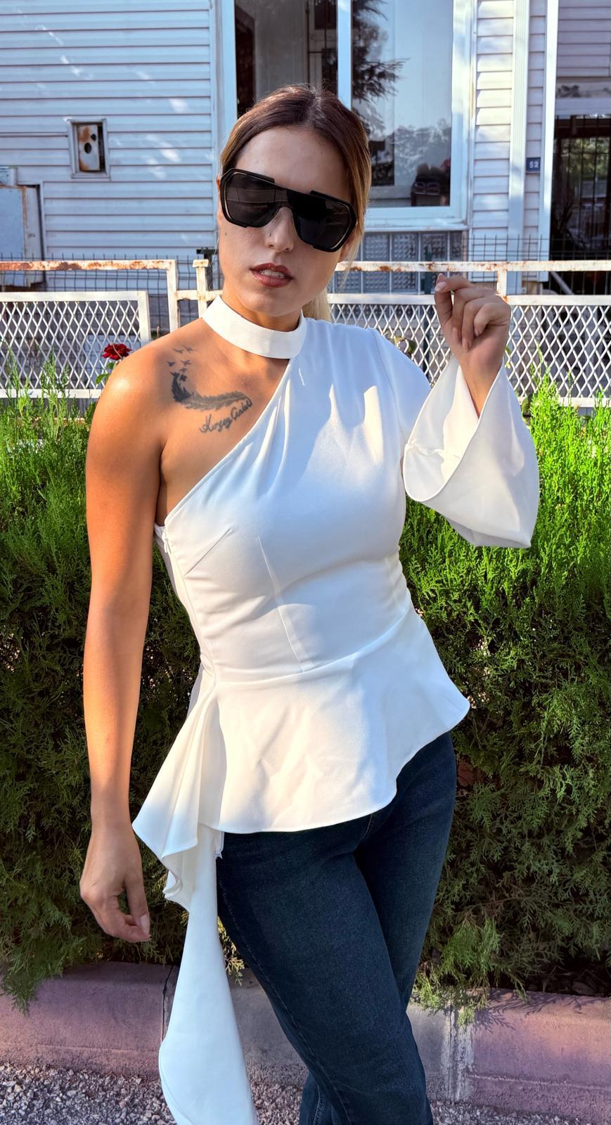 Beyaz Tek Omuz Etek Ucu Volanlı Tasarım Bluz