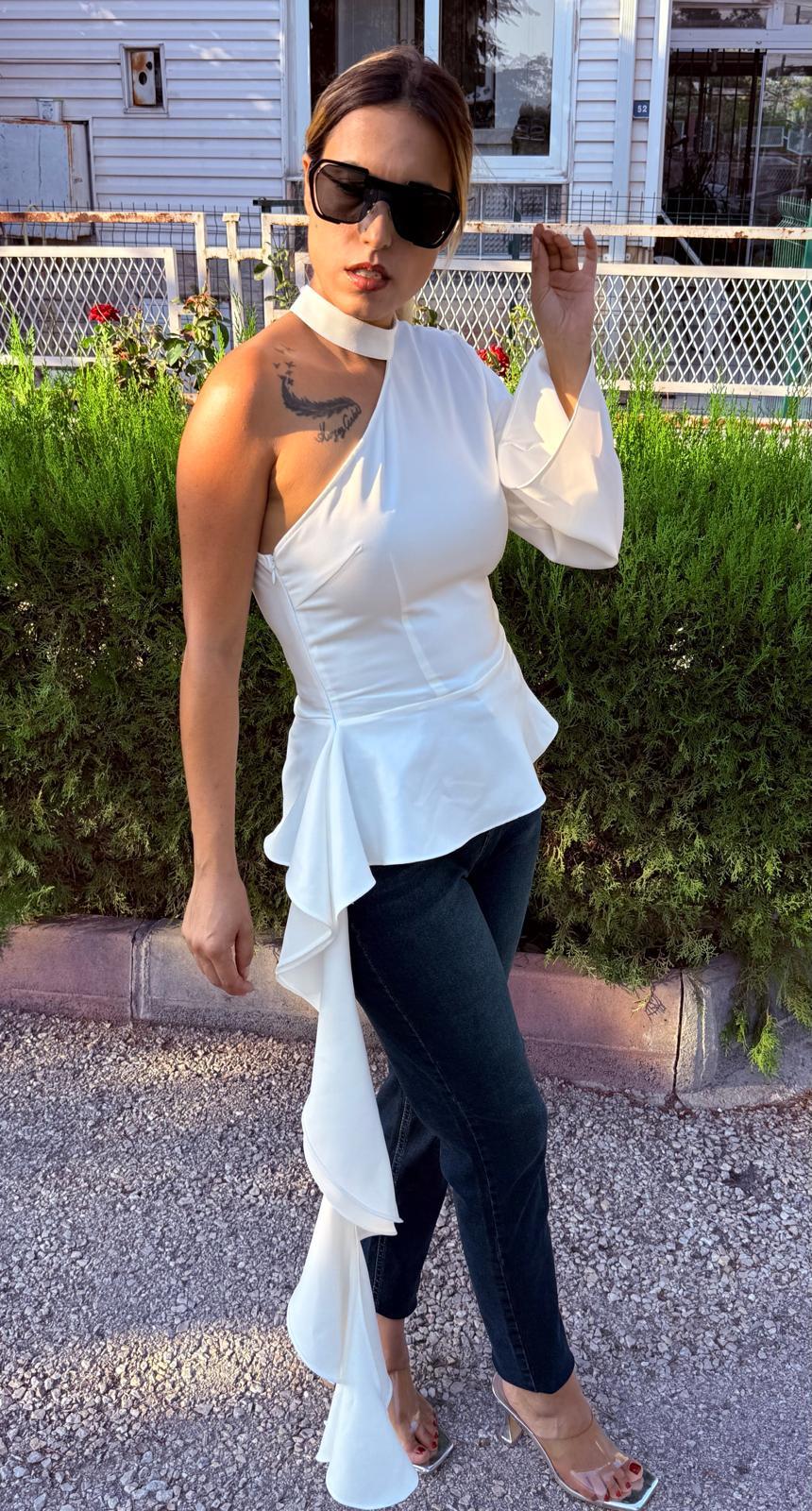 Beyaz Tek Omuz Etek Ucu Volanlı Tasarım Bluz