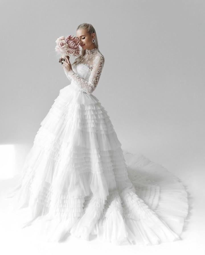 Beyaz Transparan Taş İşlemeli Yakalı Kat Kat Etek Detaylı A Kesim Celeste Moon Gelinlik