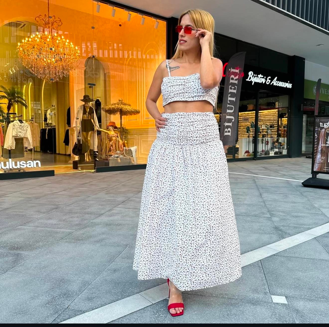 Beyaz Üzeri Kırmızı Mavi Çiçekli Etek Büstiyer Takım