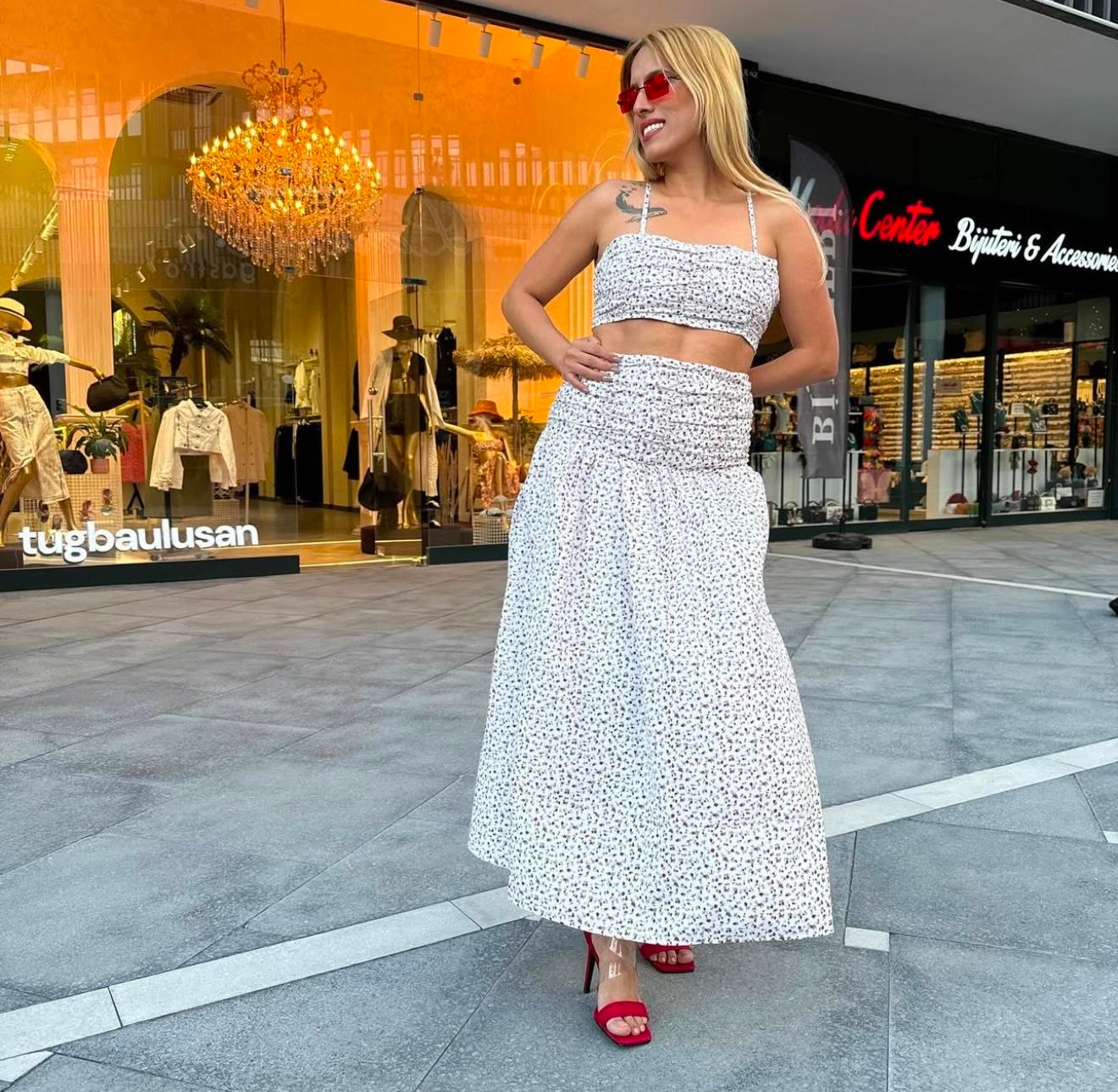 Beyaz Üzeri Kırmızı Mavi Çiçekli Etek Büstiyer Takım