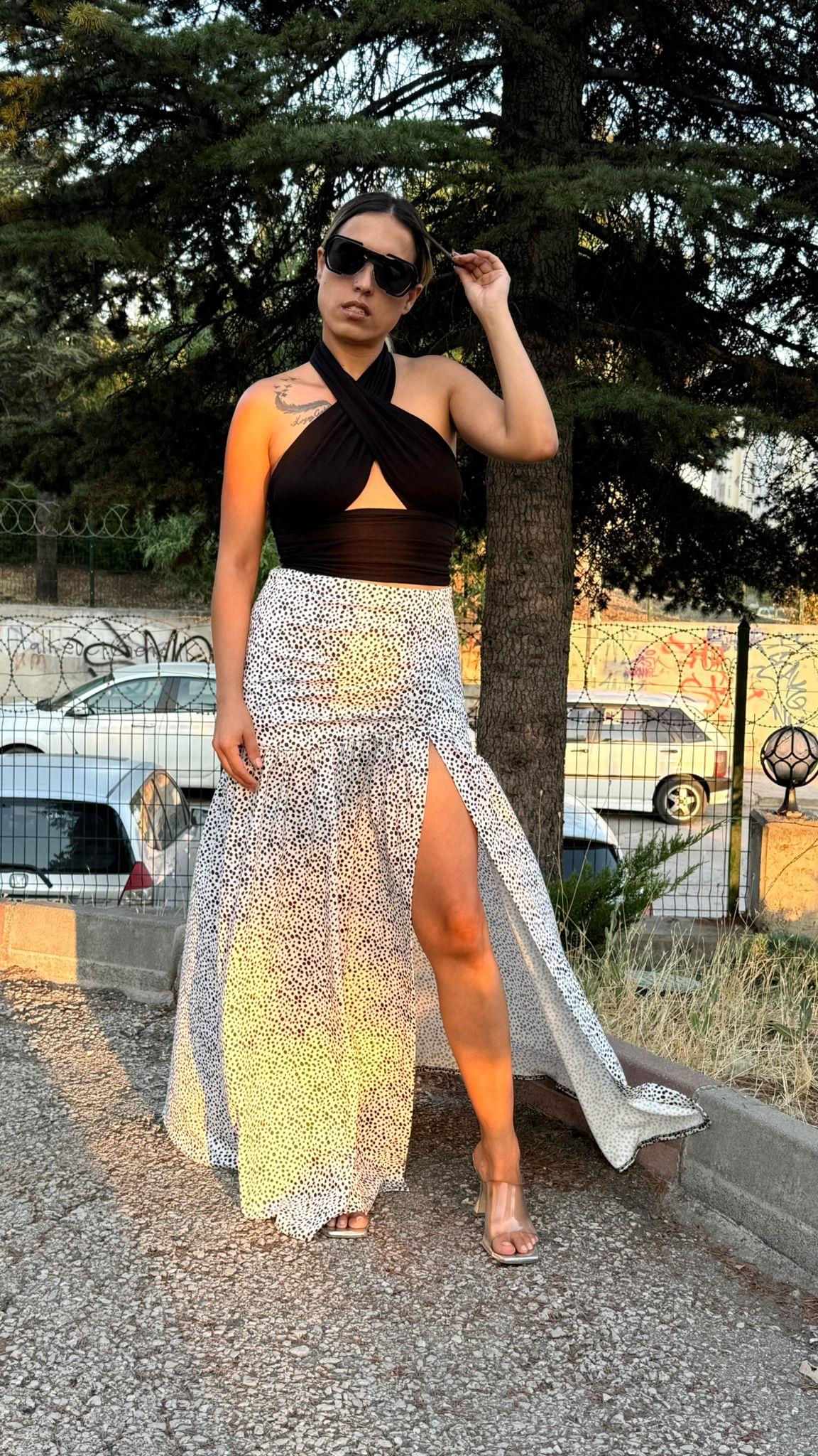 Beyaz Üzeri Siyah Desenli Derin Yırtmaçlı Etek