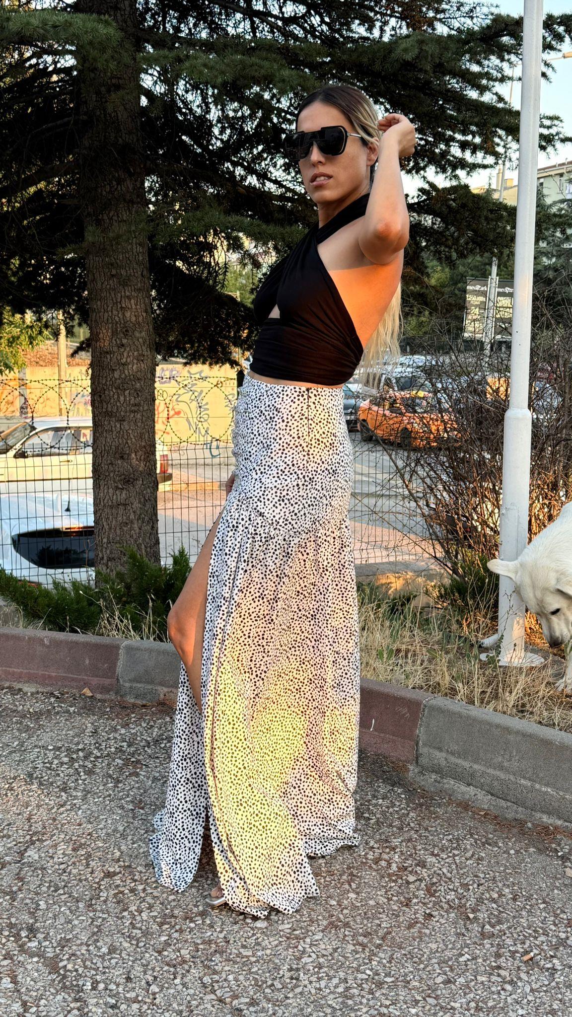 Beyaz Üzeri Siyah Desenli Derin Yırtmaçlı Etek