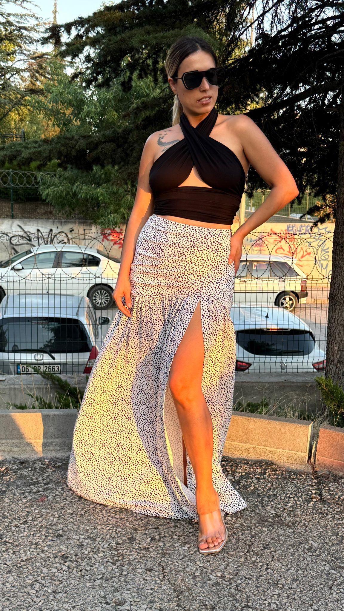 Beyaz Üzeri Siyah Desenli Derin Yırtmaçlı Etek