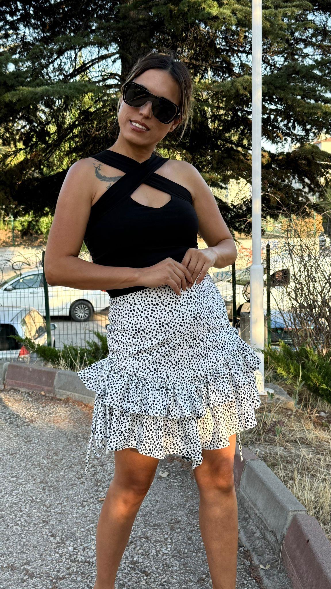 Beyaz Üzeri Siyah Desenli Fırfırlı Mini Etek