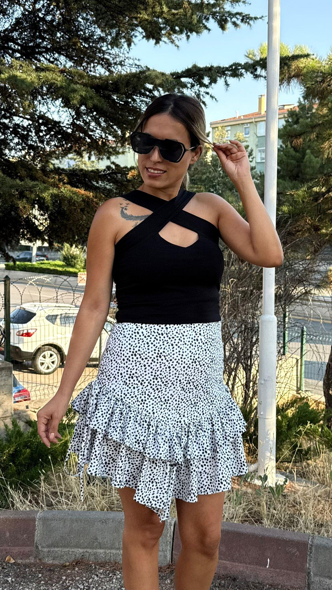 Beyaz Üzeri Siyah Desenli Fırfırlı Mini Etek