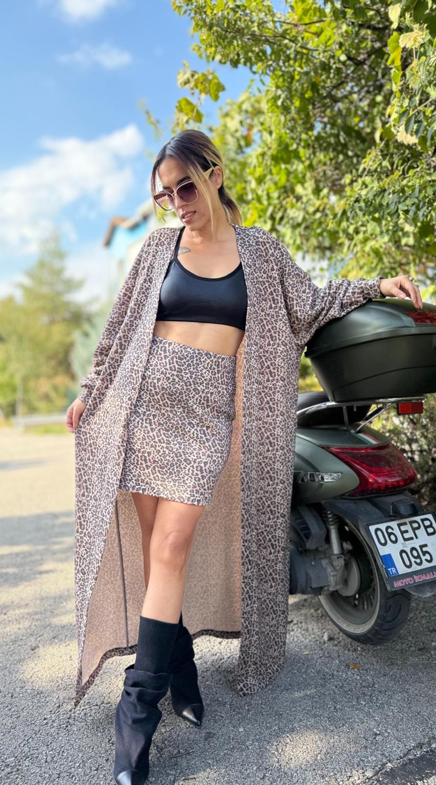 camel leopar desenli hırka etek takım