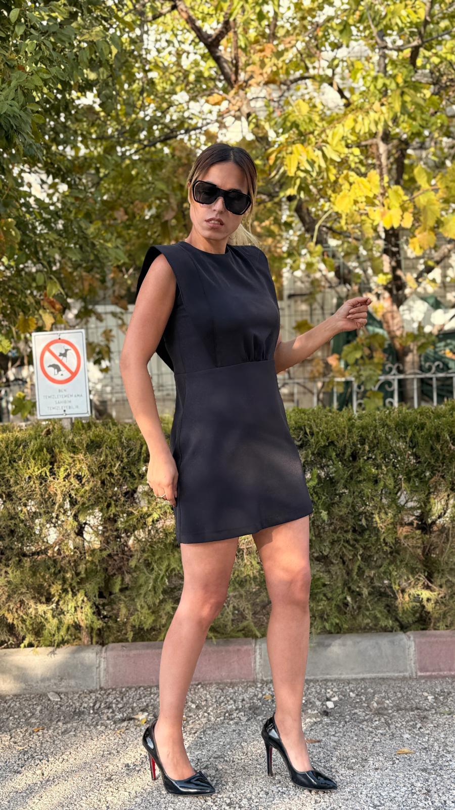 duble kumaş mini elbise siyah omuz detaylı