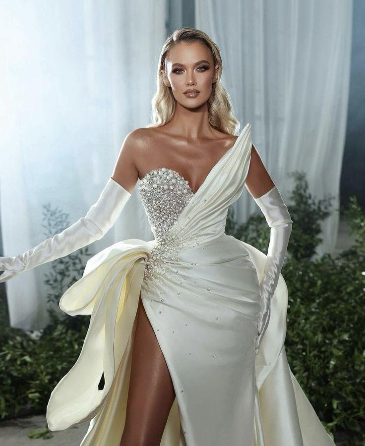 Ekru Saten Göğsü Taş İşlemeli Derin Yırtmaç Uzun Kuyruk Detaylı Sofia Luminosa Gelinlik