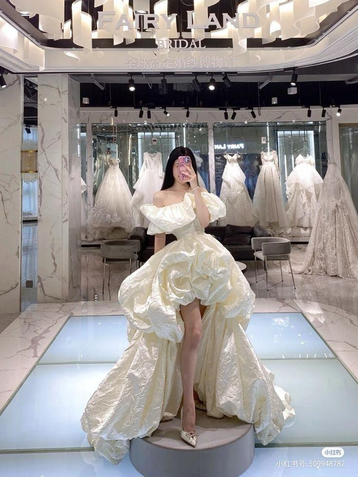 Ekru Saten Hareketli Etek Ve Yaka Detaylı Evangeline Rousseau Gelinlik