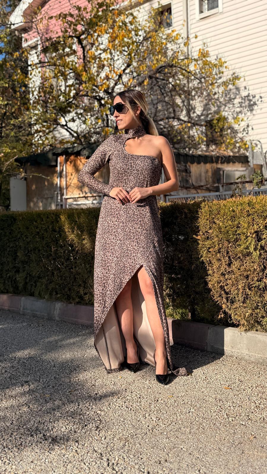 IŞILTI DETAY LEOPAR ELBİSE