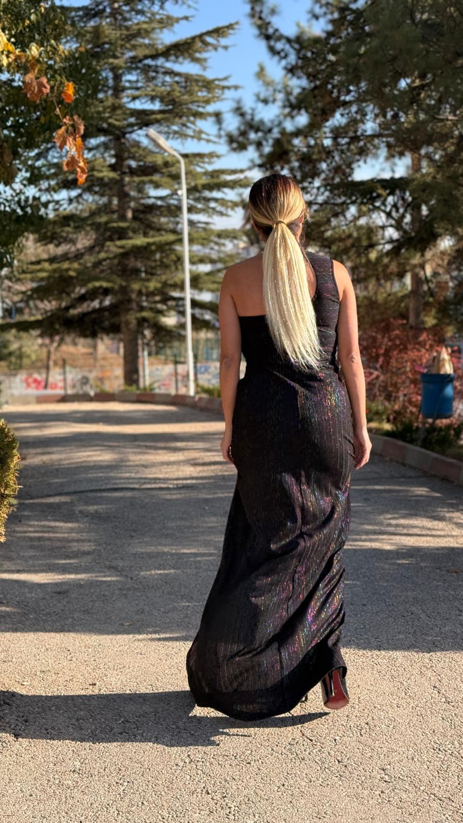 IŞILTI DETAY SİYAH ELBİSE