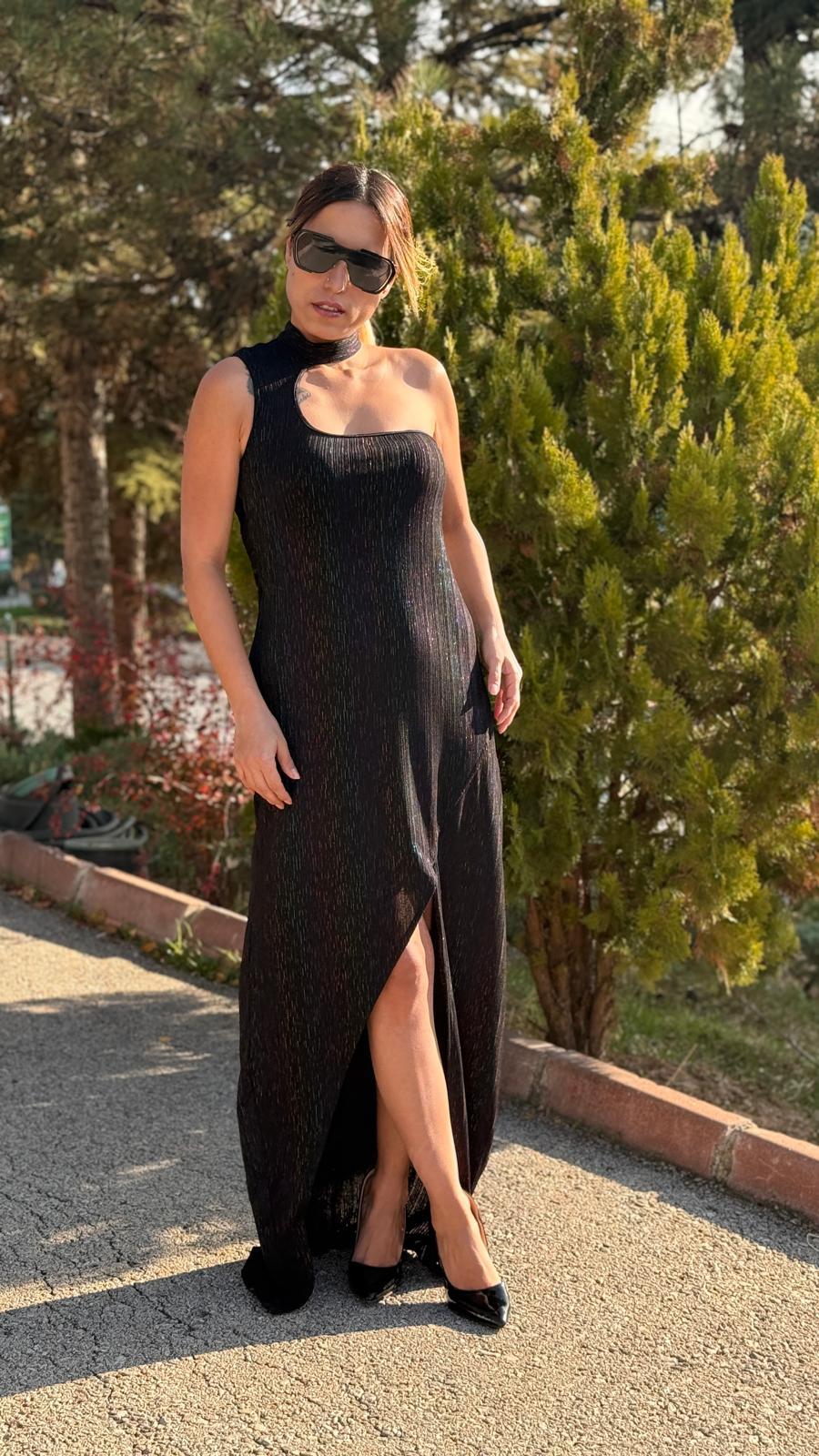 IŞILTI DETAY SİYAH ELBİSE