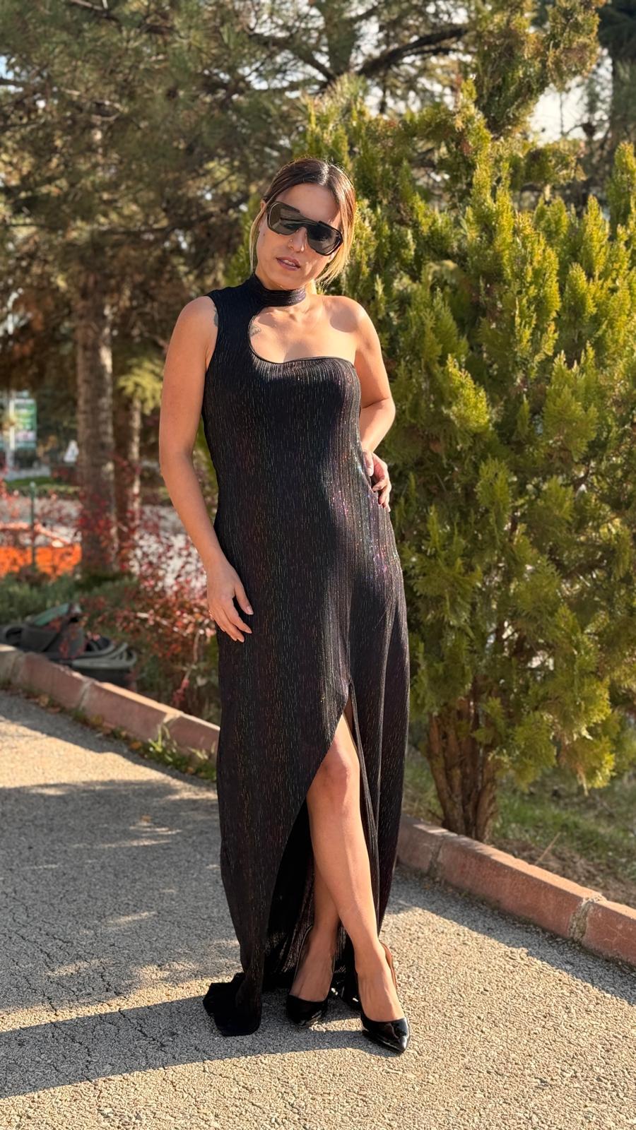 IŞILTI DETAY SİYAH ELBİSE