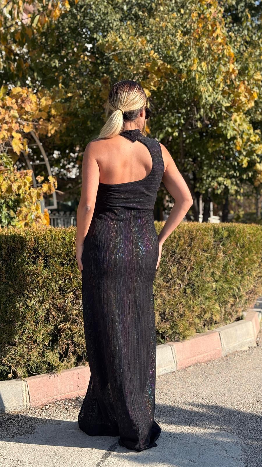 IŞILTI DETAY SİYAH ELBİSE