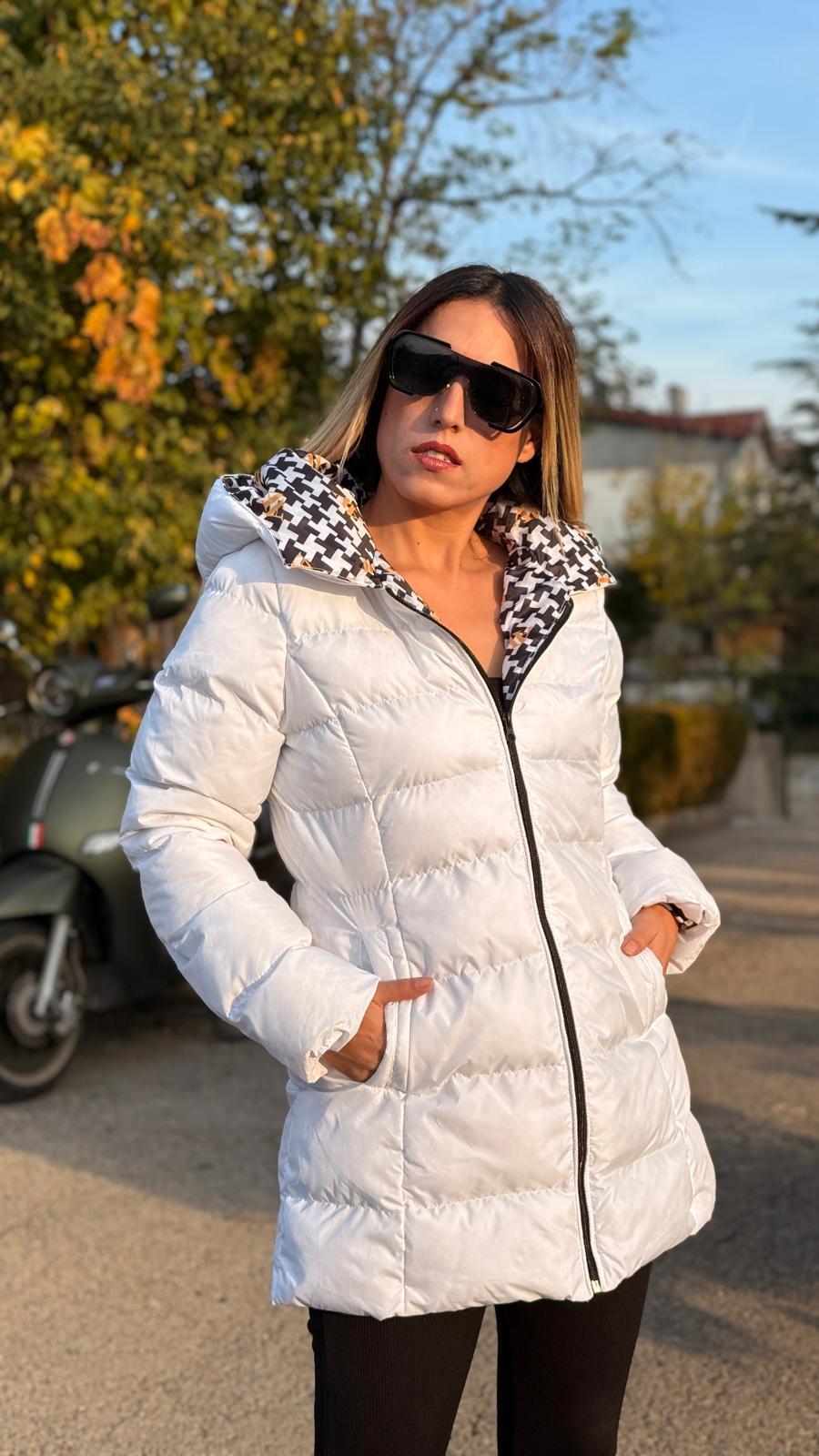 KAPİŞONLU BEYAZ ŞİŞME MONT