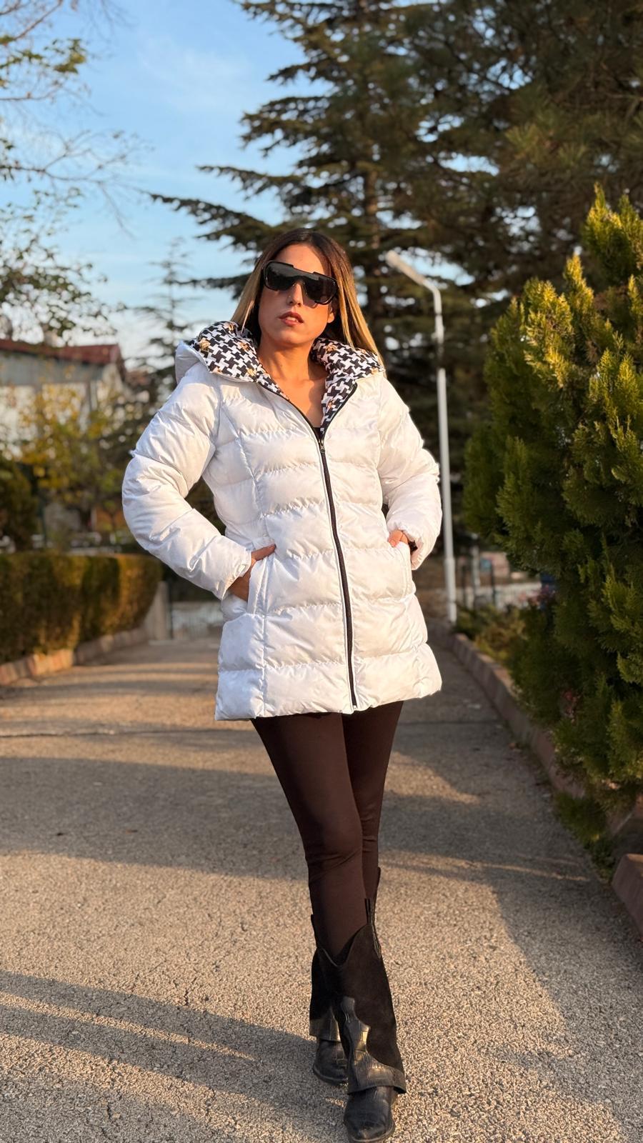 KAPİŞONLU BEYAZ ŞİŞME MONT