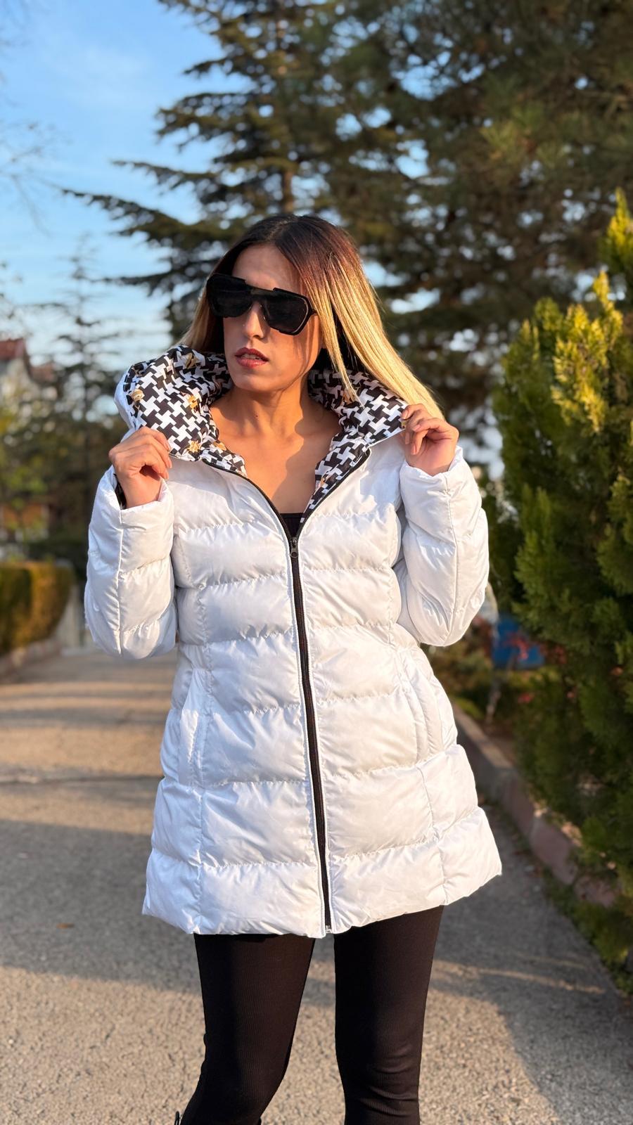 KAPİŞONLU BEYAZ ŞİŞME MONT