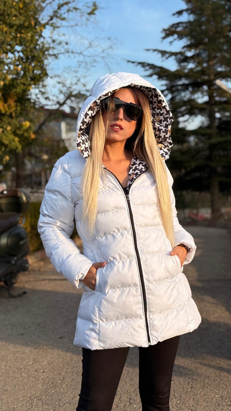 KAPİŞONLU BEYAZ ŞİŞME MONT